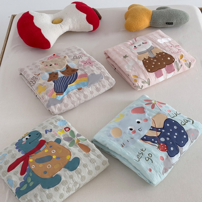 91家纺网 家纺一手货源 找家纺 喜多兔儿童家纺 2025春夏新款小软萌贴布绣纱布被 组合图仅供展示