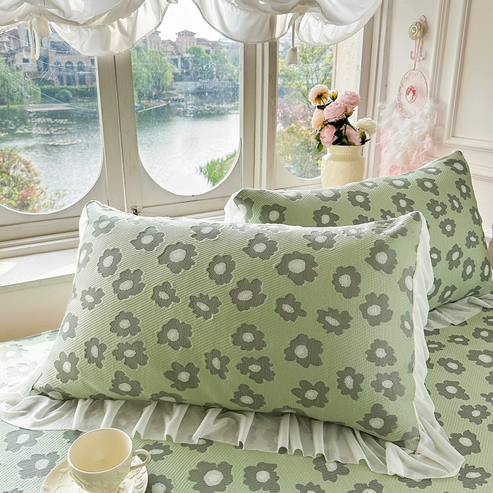 91家纺网 家纺一手货源 找家纺 芷卧 2025新款凉豆豆PE凉感刺绣双层花边床裙款冰豆豆凉席三件套（提供买家秀） 初夏-薄荷绿