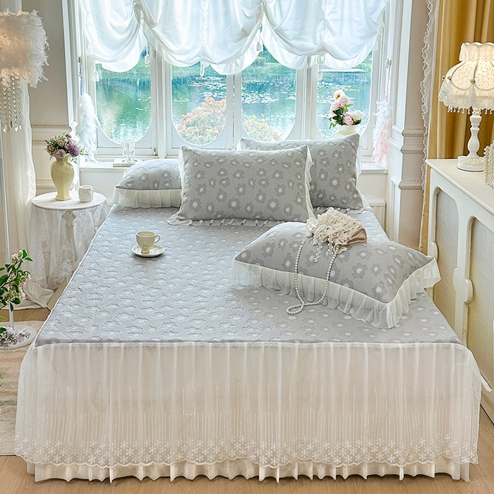 91家纺网 家纺一手货源 找家纺 芷卧 2025新款凉豆豆PE凉感刺绣双层花边床裙款冰豆豆凉席三件套（提供买家秀） 初夏-暮色灰