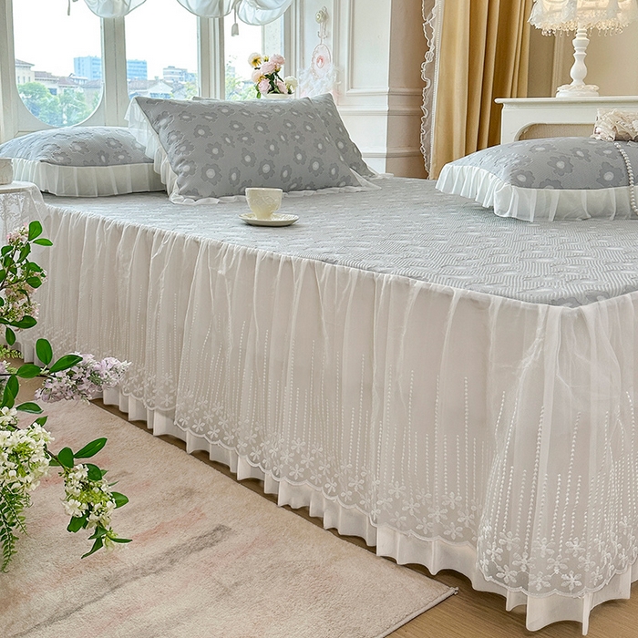 91家纺网 家纺一手货源 找家纺 芷卧 2025新款凉豆豆PE凉感刺绣双层花边床裙款冰豆豆凉席三件套（提供买家秀） 初夏-暮色灰