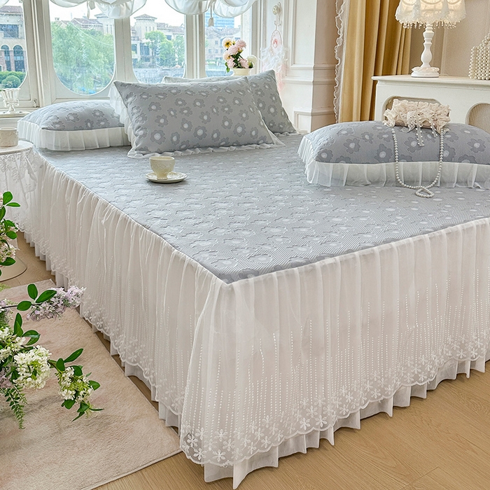 91家纺网 家纺一手货源 找家纺 芷卧 2025新款凉豆豆PE凉感刺绣双层花边床裙款冰豆豆凉席三件套（提供买家秀） 初夏-暮色灰