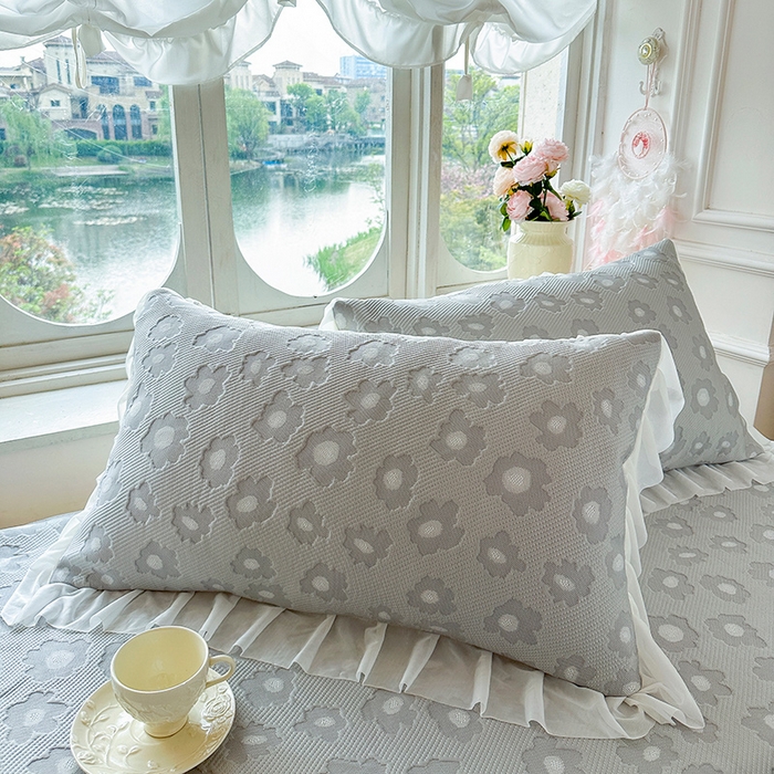 91家纺网 家纺一手货源 找家纺 芷卧 2025新款凉豆豆PE凉感刺绣双层花边床裙款冰豆豆凉席三件套（提供买家秀） 初夏-暮色灰