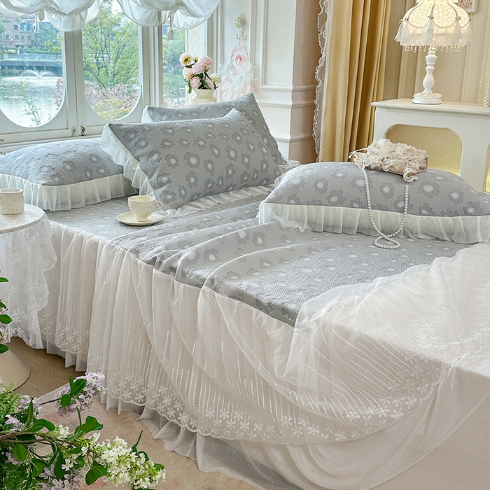 91家纺网 家纺一手货源 找家纺 芷卧 2025新款凉豆豆PE凉感刺绣双层花边床裙款冰豆豆凉席三件套（提供买家秀） 初夏-暮色灰