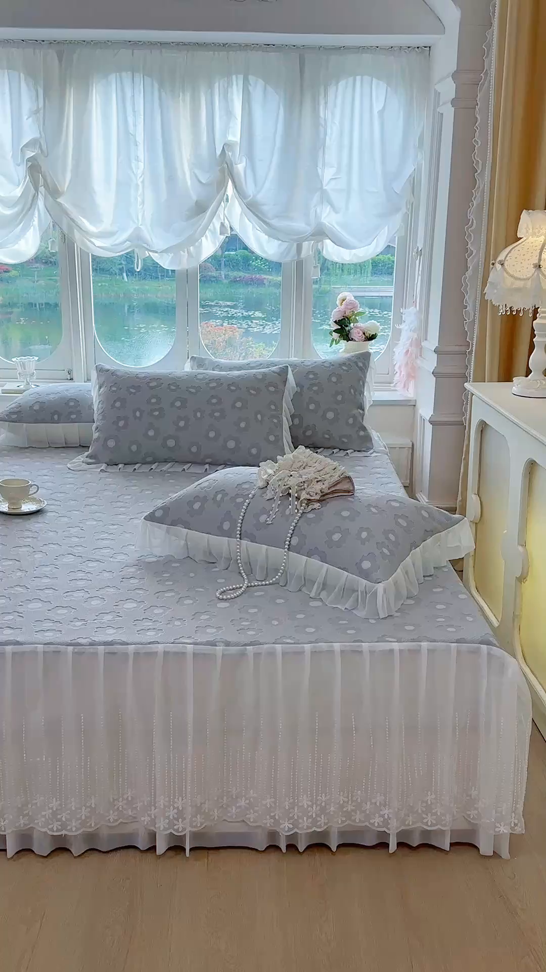 91家纺网 家纺一手货源 找家纺 芷卧 2025新款凉豆豆PE凉感刺绣双层花边床裙款冰豆豆凉席三件套（提供买家秀） 初夏-暮色灰