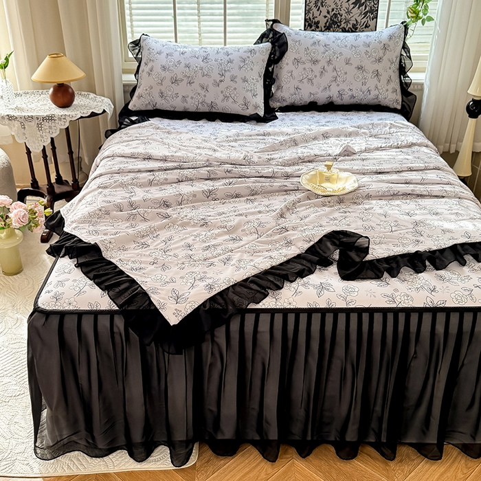 91家纺网 家纺一手货源 找家纺 大麦家纺 2025新款碳光冰丝软席子凉席-床裙款漫步花庭