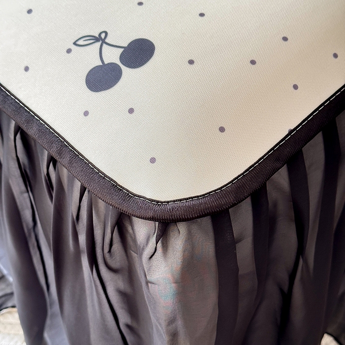 91家纺网 家纺一手货源 找家纺 大麦家纺 2025新款碳光冰丝软席子凉席-床裙款 小樱桃