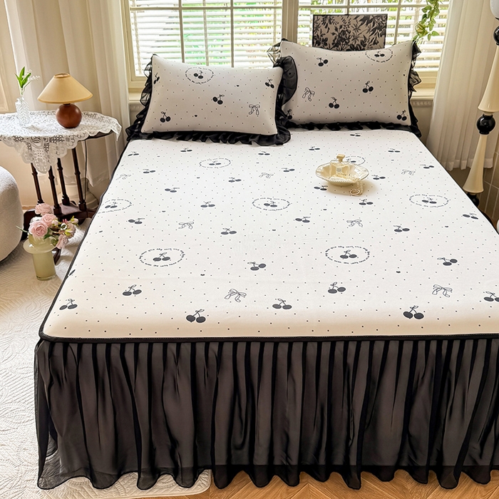 91家纺网 家纺一手货源 找家纺 大麦家纺 2025新款碳光冰丝软席子凉席-床裙款 小樱桃