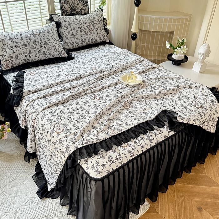 91家纺网 家纺一手货源 找家纺 大麦家纺 2025新款碳光冰丝软席子凉席-床裙款 德拉庄园