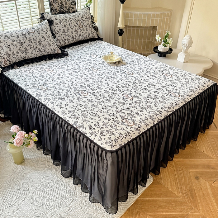 91家纺网 家纺一手货源 找家纺 大麦家纺 2025新款碳光冰丝软席子凉席-床裙款 德拉庄园