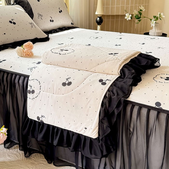 91家纺网 家纺一手货源 找家纺 大麦家纺 2025新款碳光冰丝软席子凉席-床裙款 小樱桃