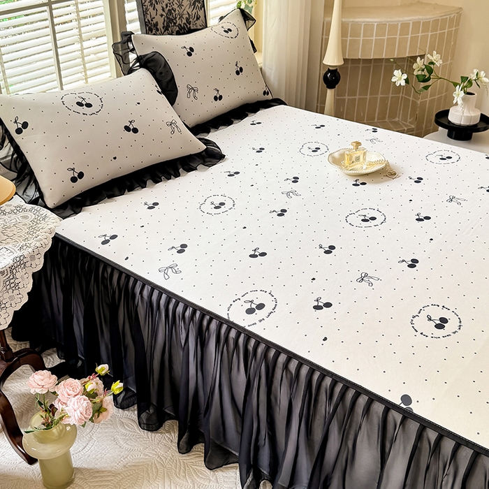 91家纺网 家纺一手货源 找家纺 大麦家纺 2025新款碳光冰丝软席子凉席-床裙款 小樱桃