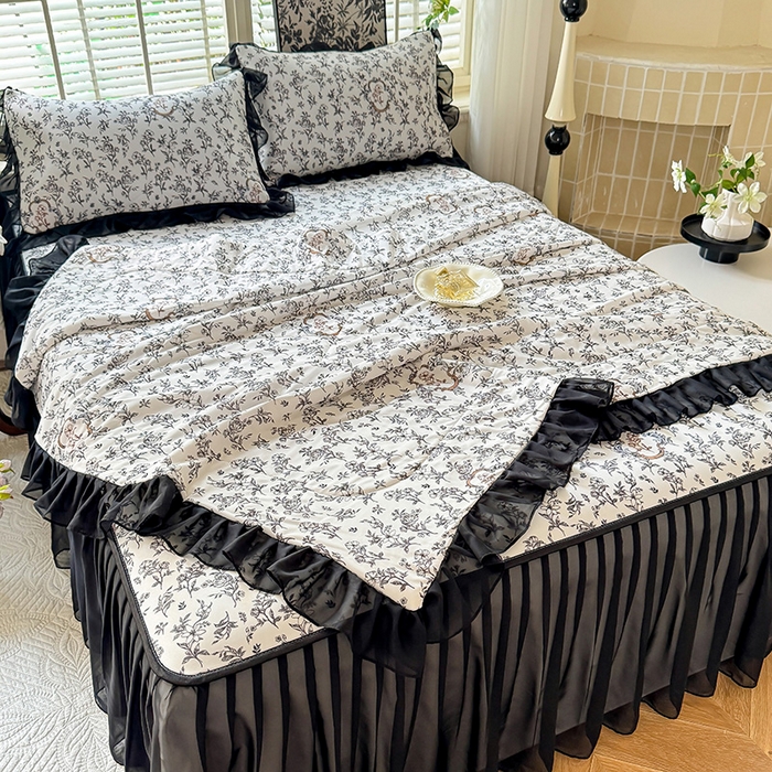 91家纺网 家纺一手货源 找家纺 大麦家纺 2025新款碳光冰丝软席子凉席-床裙款 德拉庄园