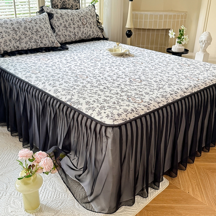 91家纺网 家纺一手货源 找家纺 大麦家纺 2025新款碳光冰丝软席子凉席-床裙款 德拉庄园