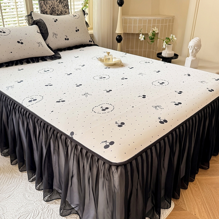 91家纺网 家纺一手货源 找家纺 大麦家纺 2025新款碳光冰丝软席子凉席-床裙款 小樱桃