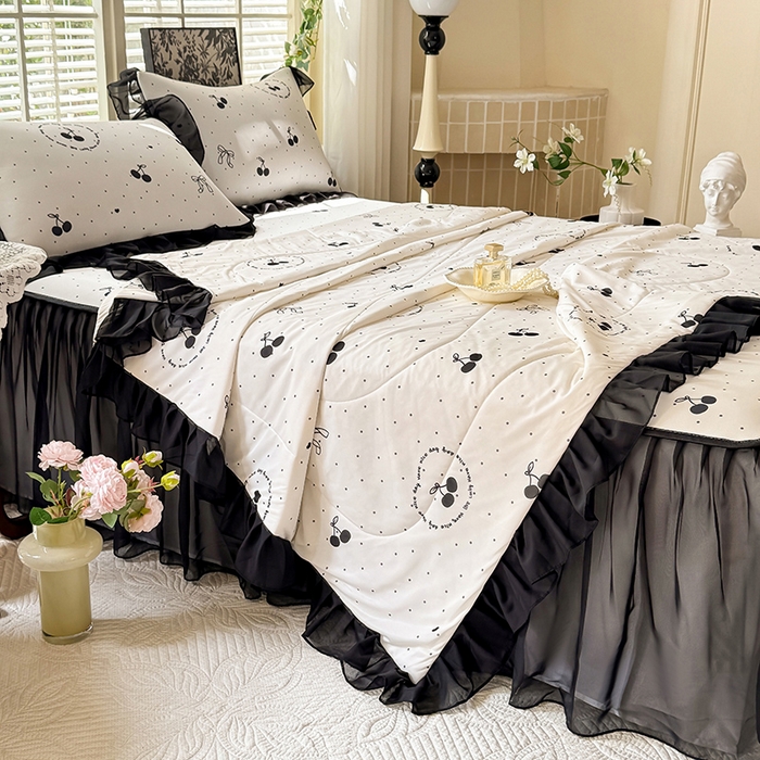 91家纺网 家纺一手货源 找家纺 大麦家纺 2025新款碳光冰丝软席子凉席-床裙款 小樱桃