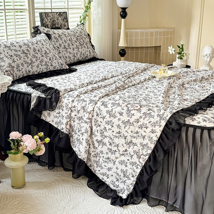 91家纺网 家纺一手货源 找家纺 大麦家纺 2025新款碳光冰丝软席子凉席-床裙款 德拉庄园