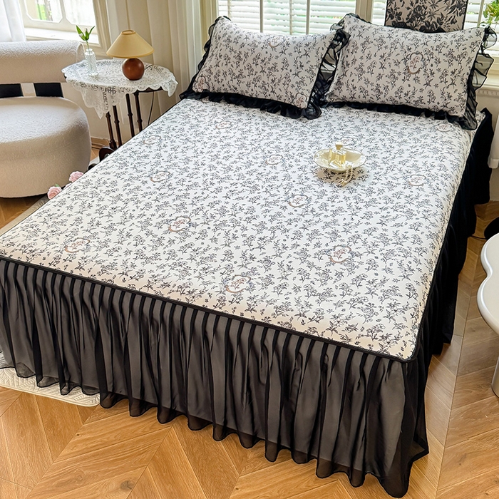 91家纺网 家纺一手货源 找家纺 大麦家纺 2025新款碳光冰丝软席子凉席-床裙款 德拉庄园