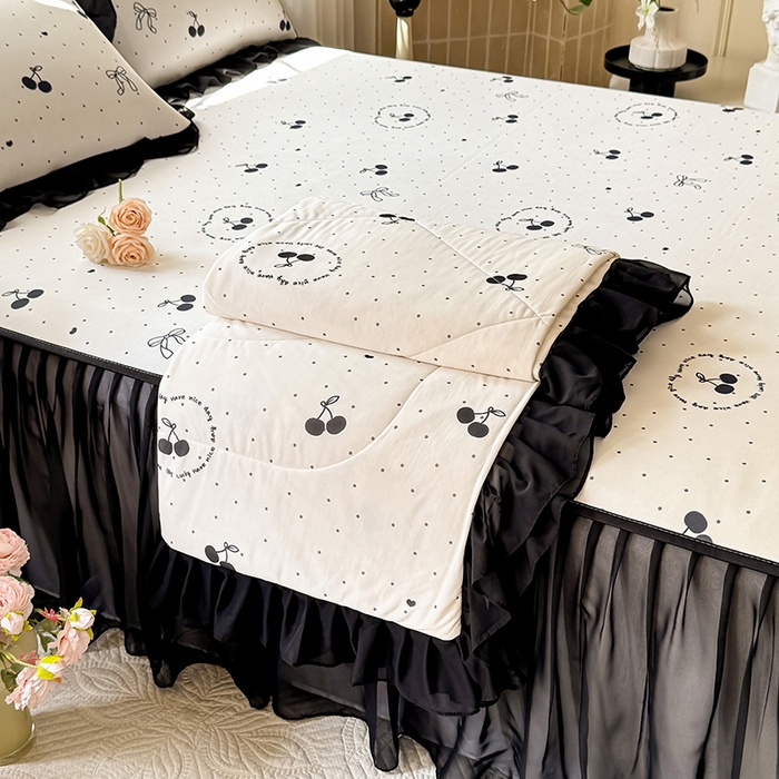 91家纺网 家纺一手货源 找家纺 大麦家纺 2025新款碳光冰丝软席子凉席-床裙款 小樱桃