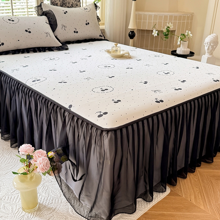 91家纺网 家纺一手货源 找家纺 大麦家纺 2025新款碳光冰丝软席子凉席-床裙款 小樱桃