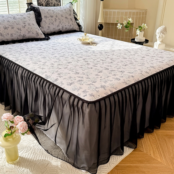 91家纺网 家纺一手货源 找家纺 大麦家纺 2025新款碳光冰丝软席子凉席-床裙款漫步花庭