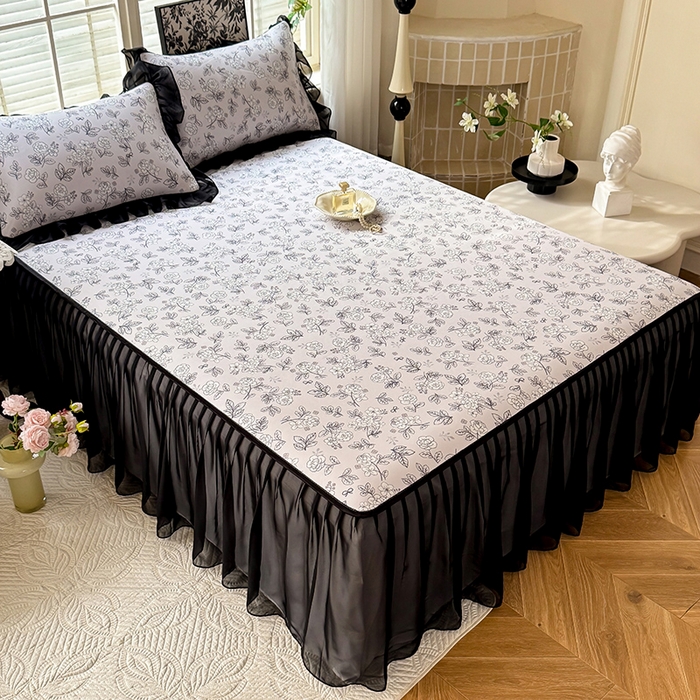 91家纺网 家纺一手货源 找家纺 大麦家纺 2025新款碳光冰丝软席子凉席-床裙款漫步花庭