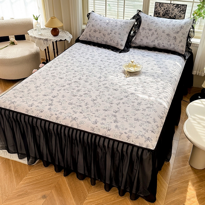 91家纺网 家纺一手货源 找家纺 大麦家纺 2025新款碳光冰丝软席子凉席-床裙款漫步花庭