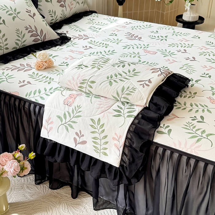 91家纺网 家纺一手货源 找家纺 大麦家纺 2025新款碳光冰丝软席子凉席-床裙款 漫步花丛