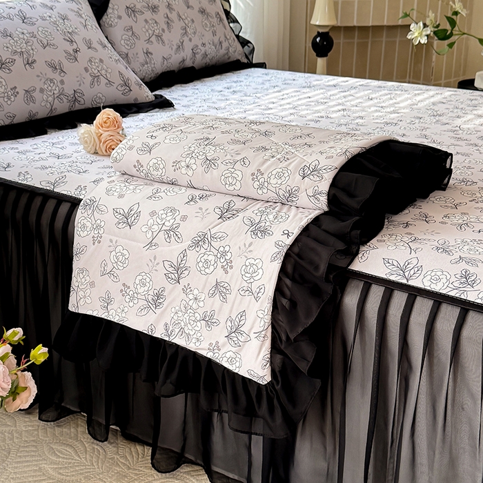 91家纺网 家纺一手货源 找家纺 大麦家纺 2025新款碳光冰丝软席子凉席-床裙款漫步花庭