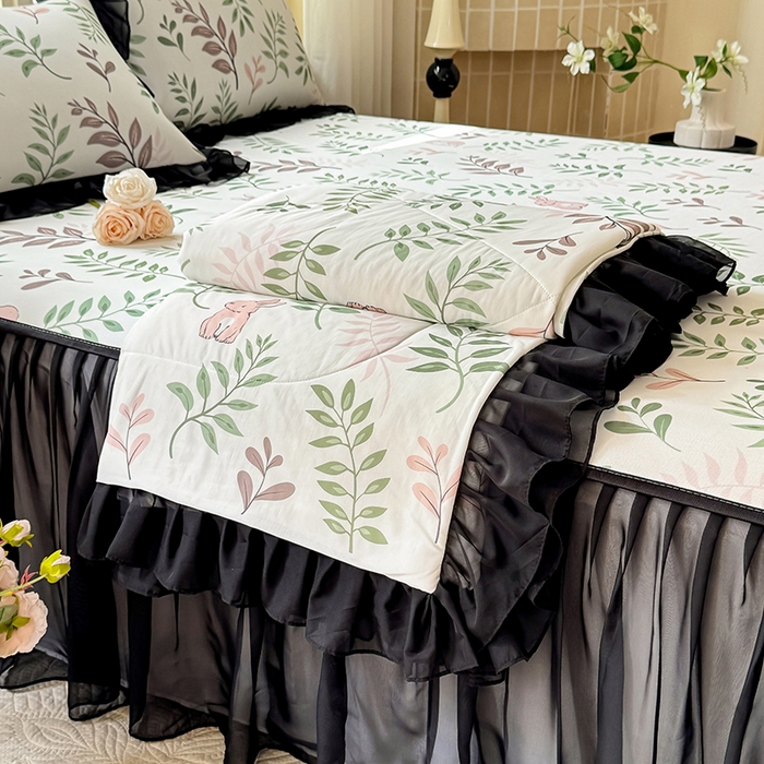 91家纺网 家纺一手货源 找家纺 大麦家纺 2025新款碳光冰丝软席子凉席-床裙款 漫步花丛