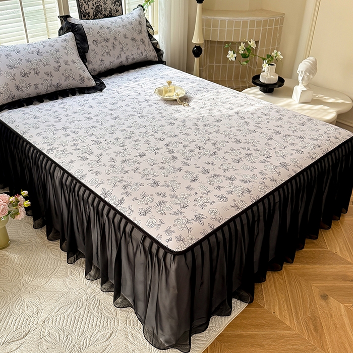 91家纺网 家纺一手货源 找家纺 大麦家纺 2025新款碳光冰丝软席子凉席-床裙款漫步花庭