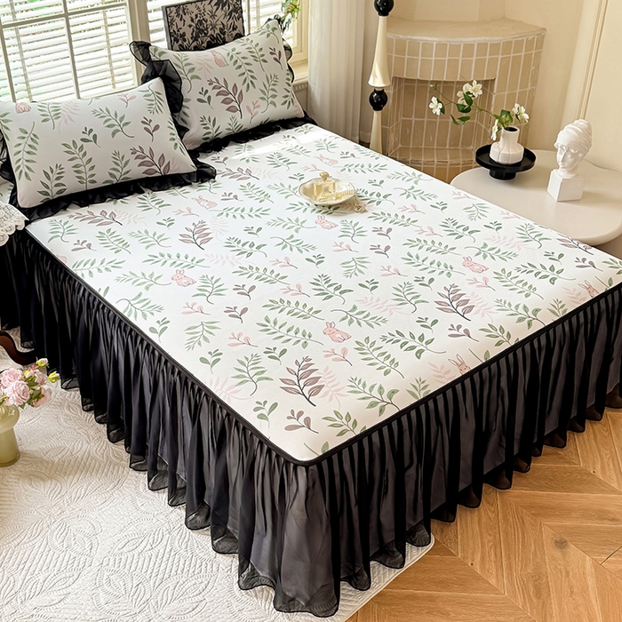 91家纺网 家纺一手货源 找家纺 大麦家纺 2025新款碳光冰丝软席子凉席-床裙款 漫步花丛