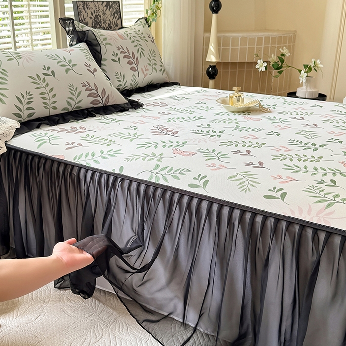 91家纺网 家纺一手货源 找家纺 大麦家纺 2025新款碳光冰丝软席子凉席-床裙款 漫步花丛