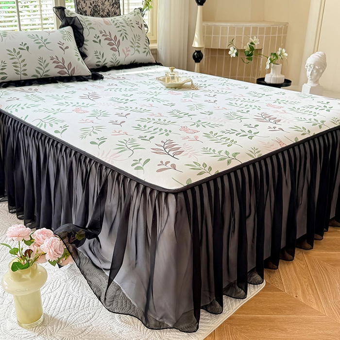 91家纺网 家纺一手货源 找家纺 大麦家纺 2025新款碳光冰丝软席子凉席-床裙款 漫步花丛