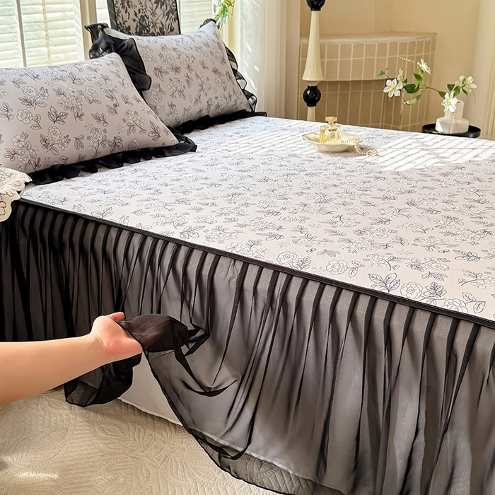 91家纺网 家纺一手货源 找家纺 大麦家纺 2025新款碳光冰丝软席子凉席-床裙款漫步花庭