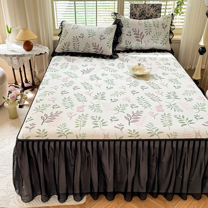 91家纺网 家纺一手货源 找家纺 大麦家纺 2025新款碳光冰丝软席子凉席-床裙款 漫步花丛