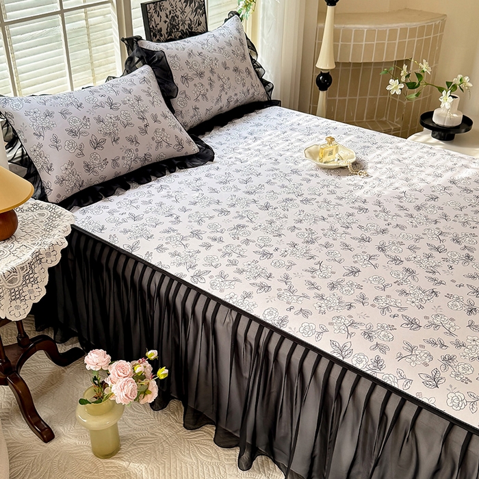 91家纺网 家纺一手货源 找家纺 大麦家纺 2025新款碳光冰丝软席子凉席-床裙款漫步花庭