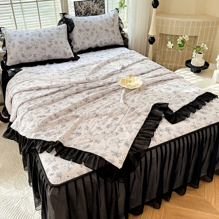 91家纺网 家纺一手货源 找家纺 大麦家纺 2025新款碳光冰丝软席子凉席-床裙款漫步花庭