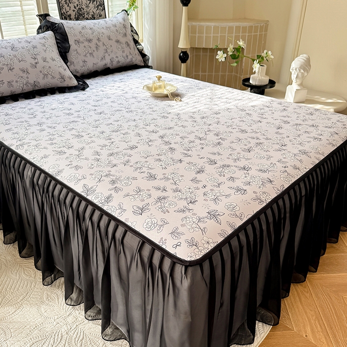 91家纺网 家纺一手货源 找家纺 大麦家纺 2025新款碳光冰丝软席子凉席-床裙款漫步花庭