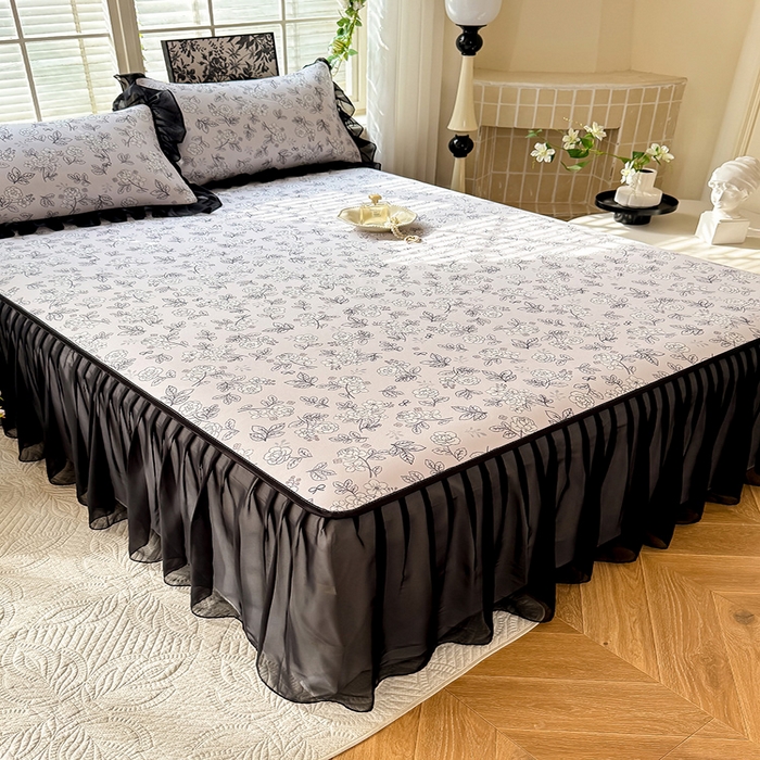 91家纺网 家纺一手货源 找家纺 大麦家纺 2025新款碳光冰丝软席子凉席-床裙款漫步花庭