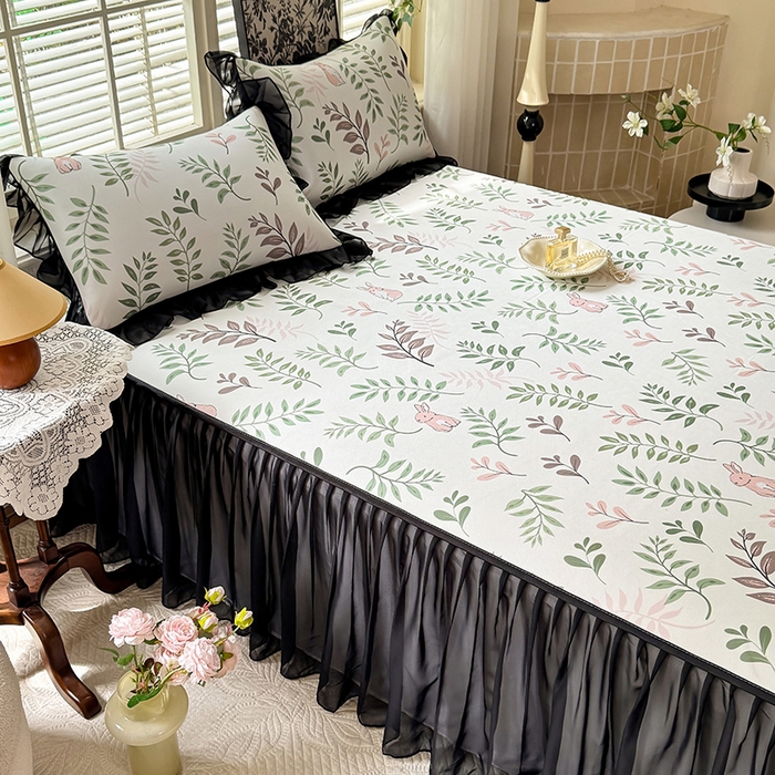 91家纺网 家纺一手货源 找家纺 大麦家纺 2025新款碳光冰丝软席子凉席-床裙款 漫步花丛