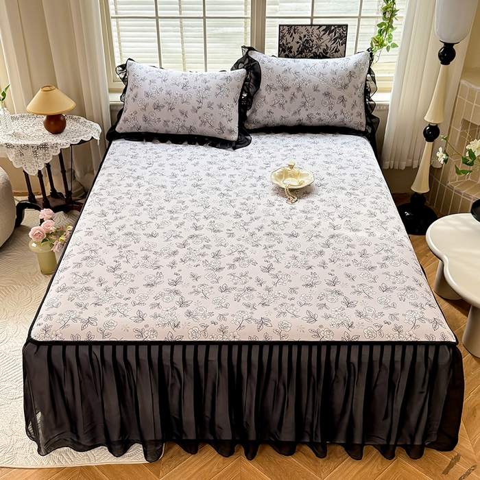 91家纺网 家纺一手货源 找家纺 大麦家纺 2025新款碳光冰丝软席子凉席-床裙款漫步花庭