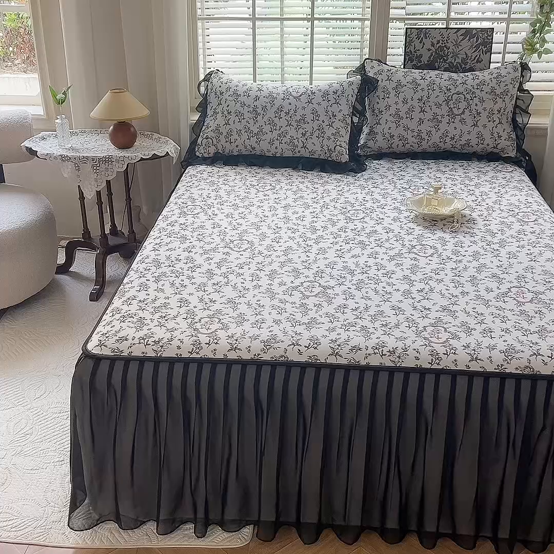 91家纺网 家纺一手货源 找家纺 大麦家纺 2025新款碳光冰丝软席子凉席-床裙款 德拉庄园