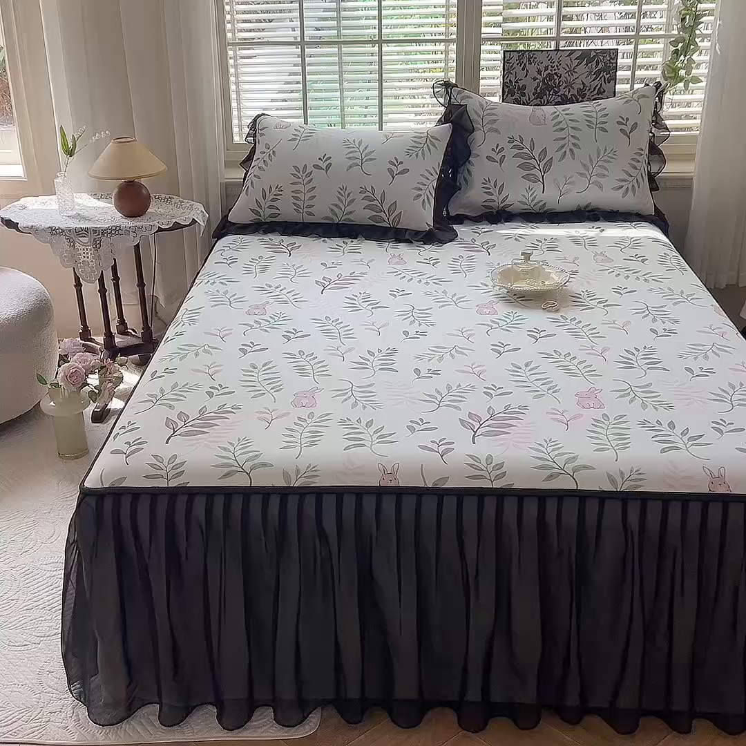 91家纺网 家纺一手货源 找家纺 大麦家纺 2025新款碳光冰丝软席子凉席-床裙款 漫步花丛