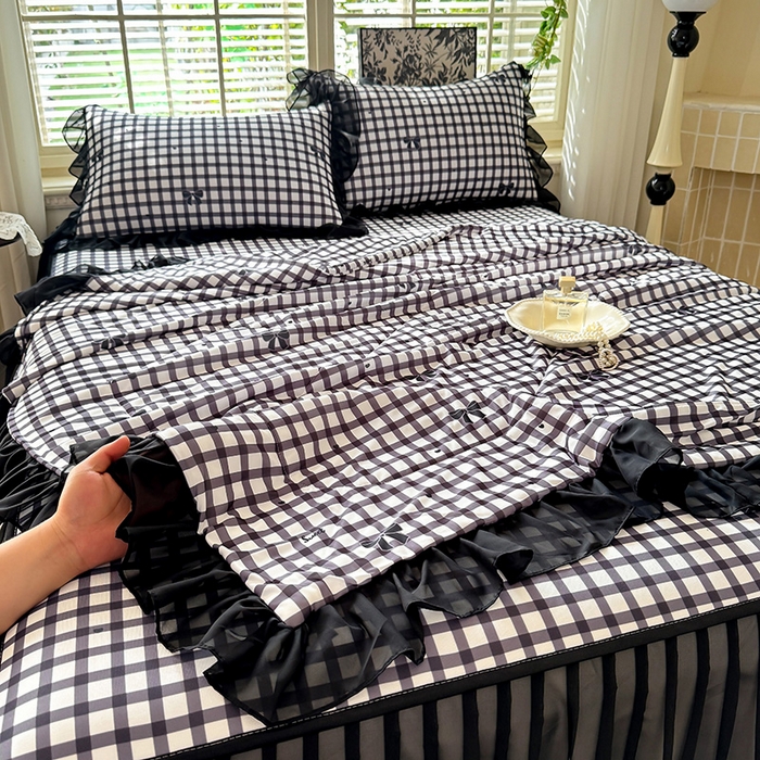 91家纺网 家纺一手货源 找家纺 大麦家纺 2025新款碳光冰丝软席子凉席-床裙款 清格