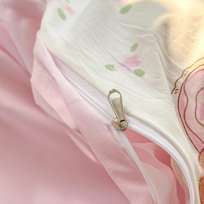 91家纺网 家纺一手货源 找家纺 丝芙妮家居（原乐视家纺） 2025春夏新款水洗皱皱棉印花四件套 甜心熊