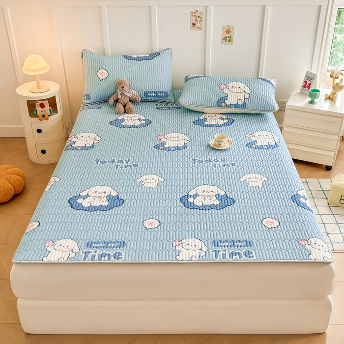 91家纺网 家纺一手货源 找家纺 爱思凯家纺 2025新款【印花成人0.3 乳胶凉席】清新0.3 乳胶条席款 清新乳胶条席 天蓝小狗