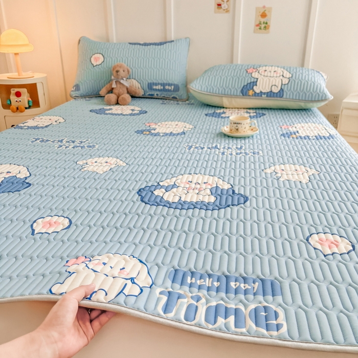 91家纺网 家纺一手货源 找家纺 爱思凯家纺 2025新款【印花成人0.3 乳胶凉席】清新0.3 乳胶条席款 清新乳胶条席 天蓝小狗