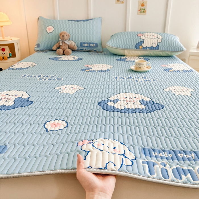 91家纺网 家纺一手货源 找家纺 爱思凯家纺 2025新款【印花成人0.3 乳胶凉席】清新0.3 乳胶条席款 清新乳胶条席 天蓝小狗