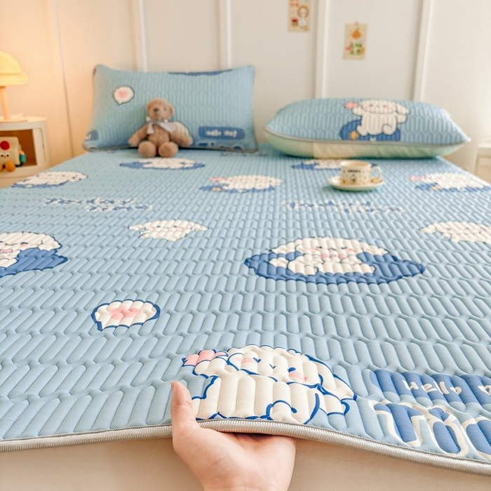 91家纺网 家纺一手货源 找家纺 爱思凯家纺 2025新款【印花成人0.3 乳胶凉席】清新0.3 乳胶条席款 清新乳胶条席 天蓝小狗