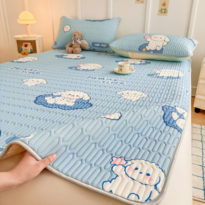 91家纺网 家纺一手货源 找家纺 爱思凯家纺 2025新款【印花成人0.3 乳胶凉席】清新0.3 乳胶条席款 清新乳胶条席 天蓝小狗